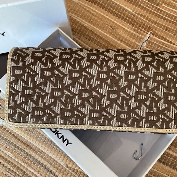 NWT clutch wallet with side zip and snap front closure DKNY brown and tan - Picture 2 of 5